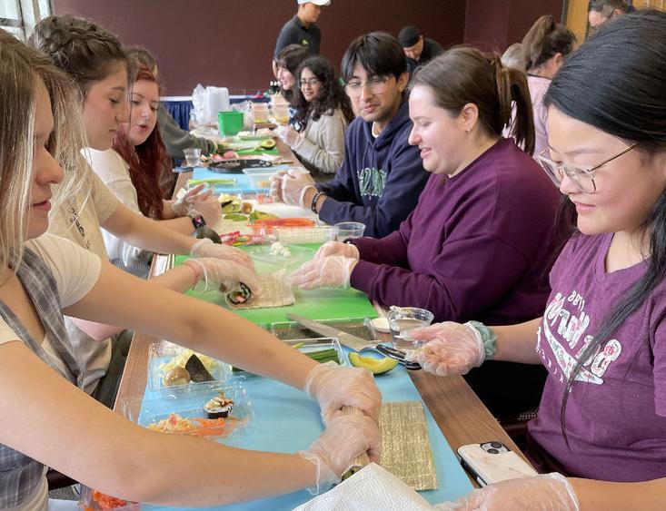 Students learn to roll sushi 